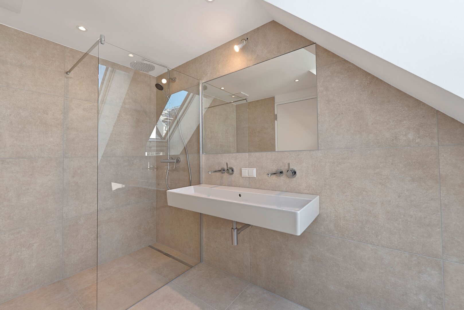 The Temptation: Exklusive Dachgeschoß-Maisonette mit attraktiven Terrassenflächen in Währing
