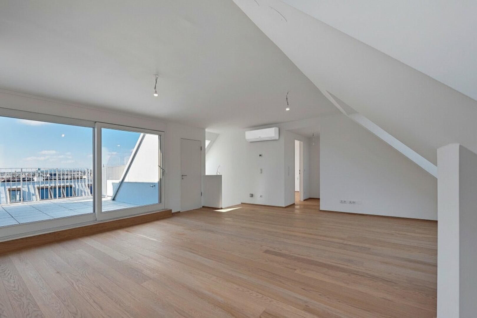 The Temptation: Erstklassige Dachgeschoßwohnung mit tollen Freiflächen Nahe Kutschkermarkt