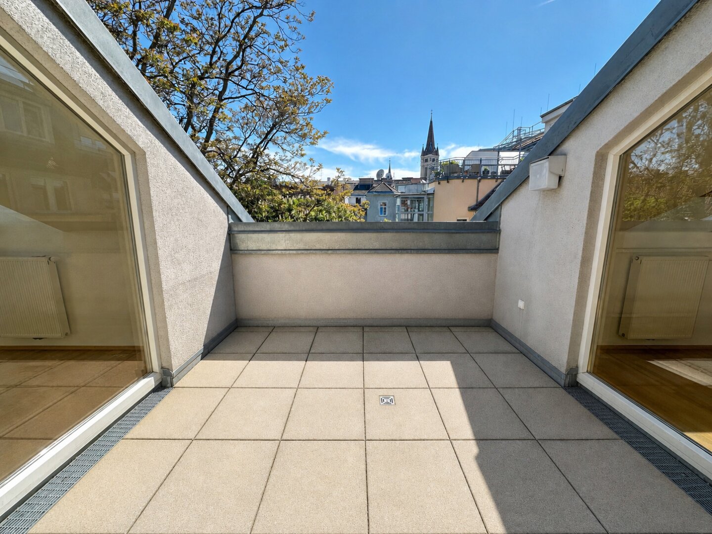 Sonnige Dachterrasse, Hohe Räume, Smarte Raumaufteilung – Elegante Dachgeschosswohnung im 3. Bezirk