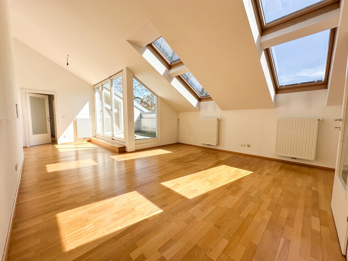 Sonnige Dachterrasse, Hohe Räume, Smarte Raumaufteilung – Elegante Dachgeschosswohnung im 3. Bezirk