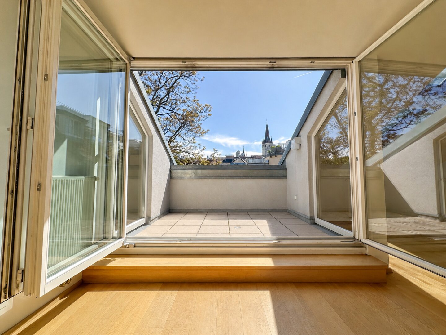 Sonnige Dachterrasse, Hohe Räume, Smarte Raumaufteilung – Elegante Dachgeschosswohnung im 3. Bezirk