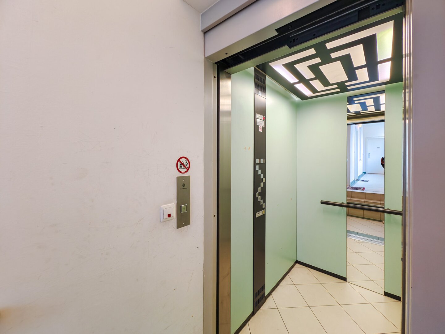 Sonnige Dachterrasse, Hohe Räume, Smarte Raumaufteilung – Elegante Dachgeschosswohnung im 3. Bezirk