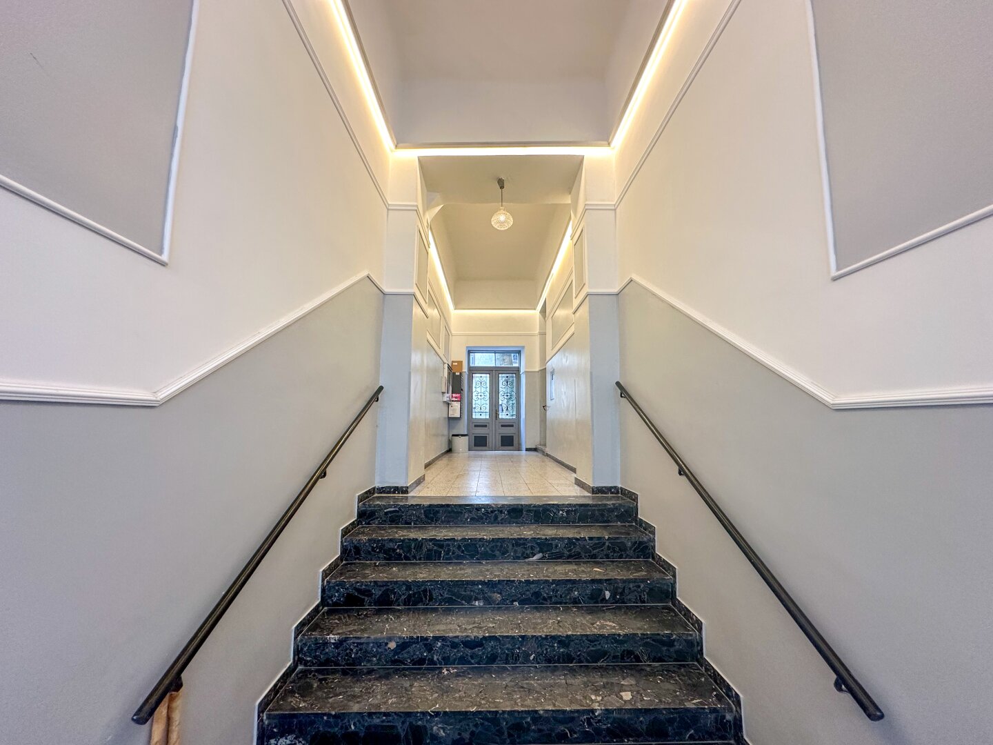3-Zimmer-Altbauwohnung in Top-Lage des 6. Bezirks - Perfekte Aufteilung für Paare oder WGs