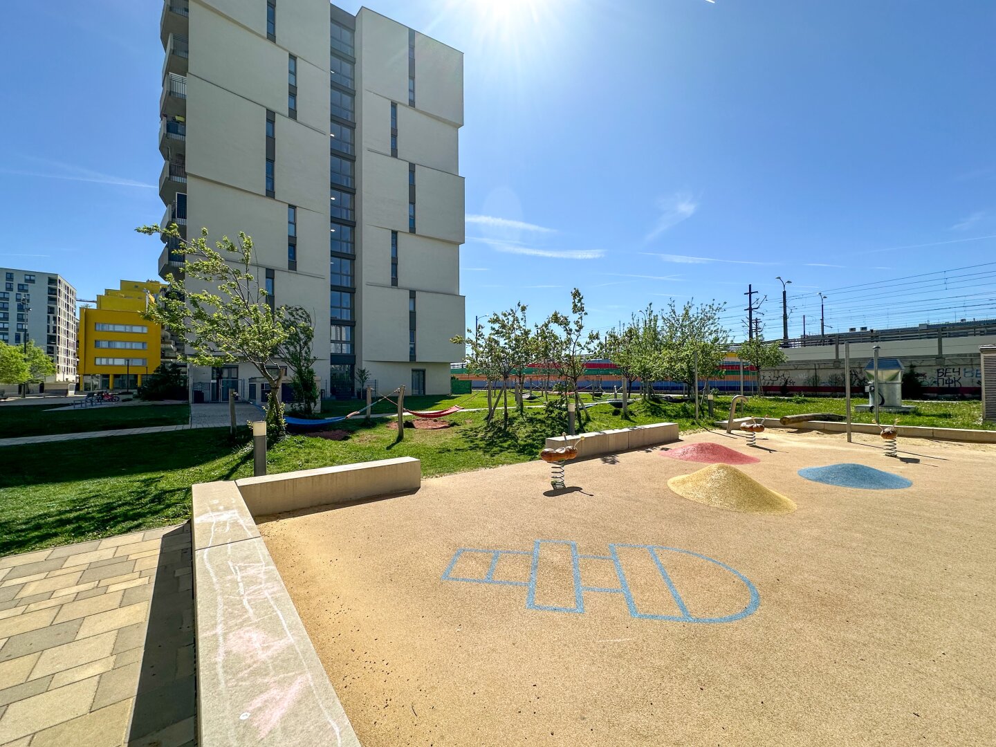 Exklusive 3-Zimmer-Maisonette im Dachgeschoss | Balkon | U-Bahn-Nähe | Weitblick