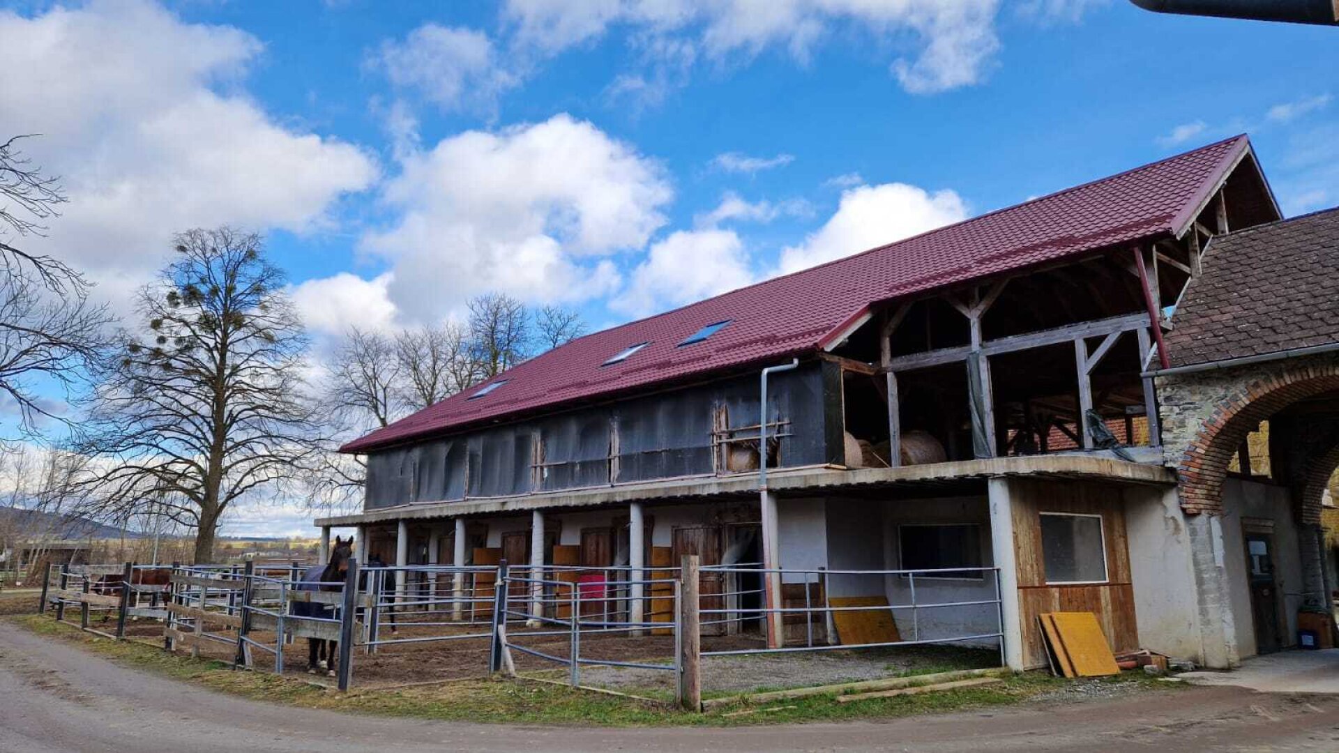 Bauernhof, Reitanlage  Wohnungen und Koppeln,  5,5 ha Gesamtfläche