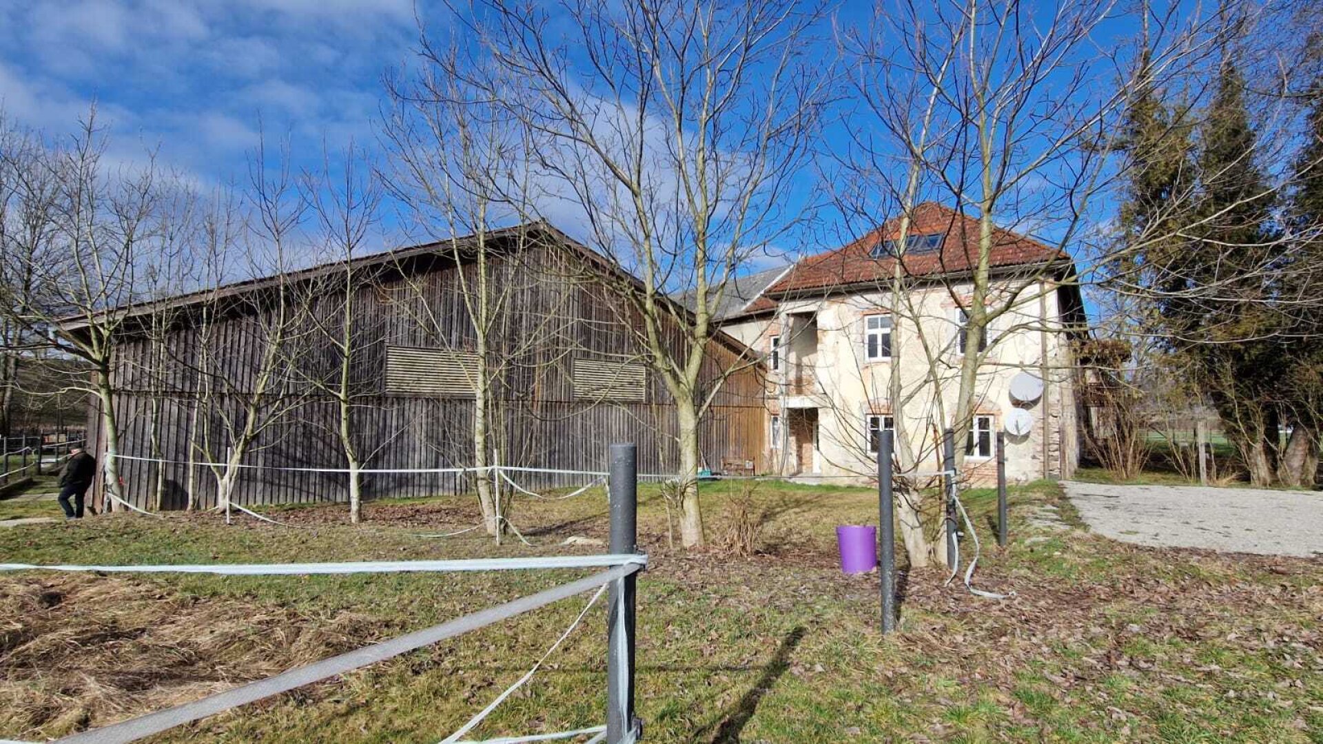 Bauernhof, Reitanlage  Wohnungen und Koppeln,  5,5 ha Gesamtfläche