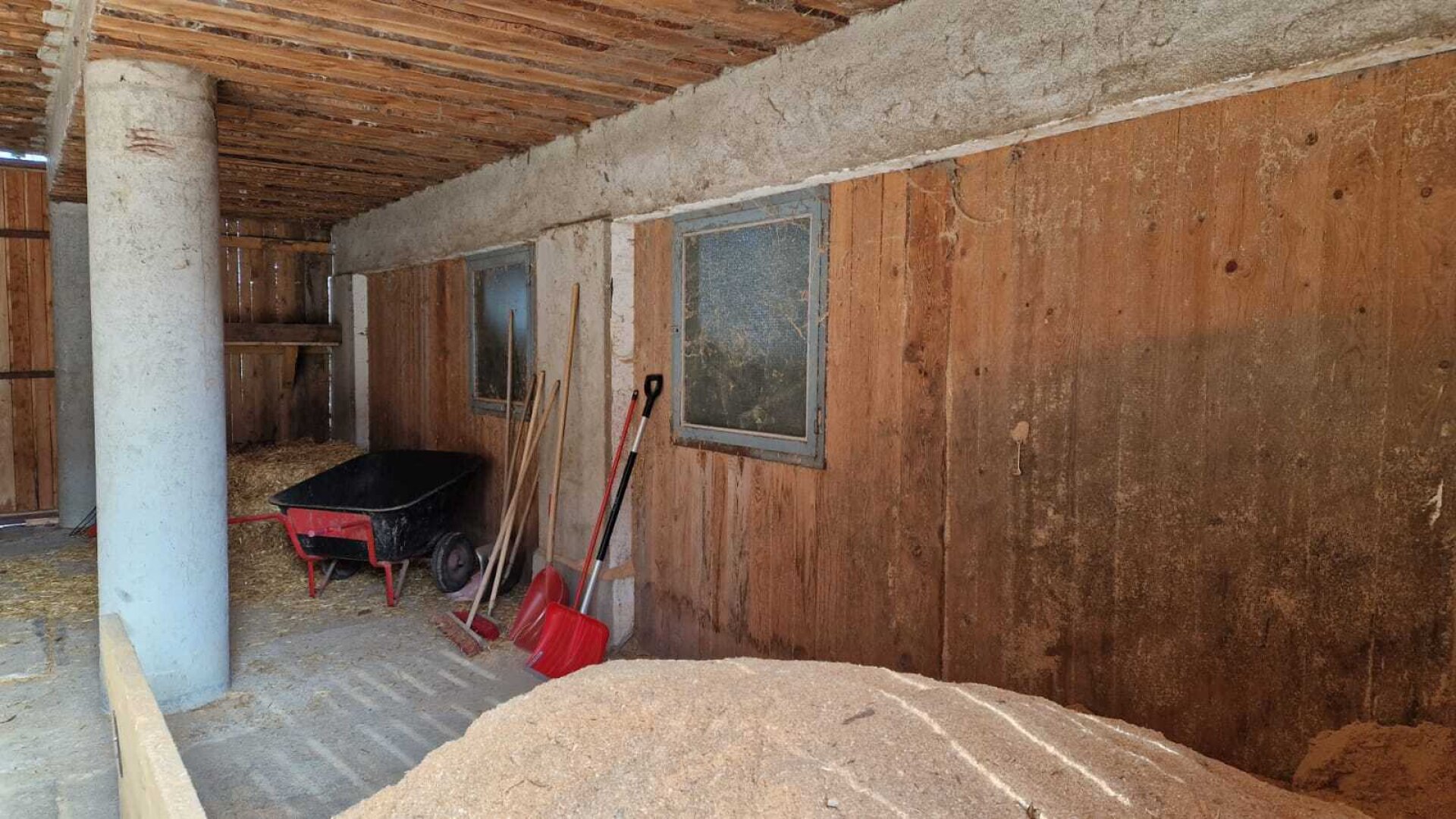 Bauernhof, Reitanlage  Wohnungen und Koppeln,  5,5 ha Gesamtfläche