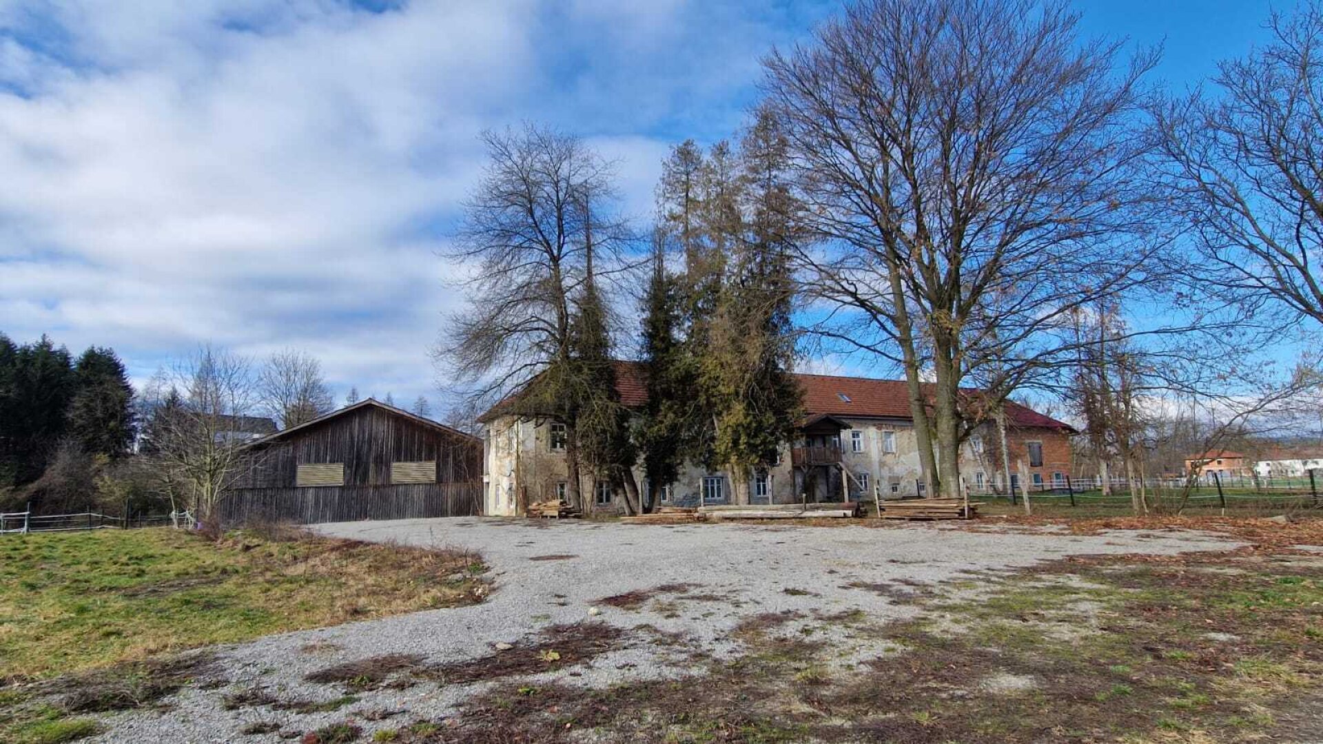 Bauernhof, Reitanlage  Wohnungen und Koppeln,  5,5 ha Gesamtfläche