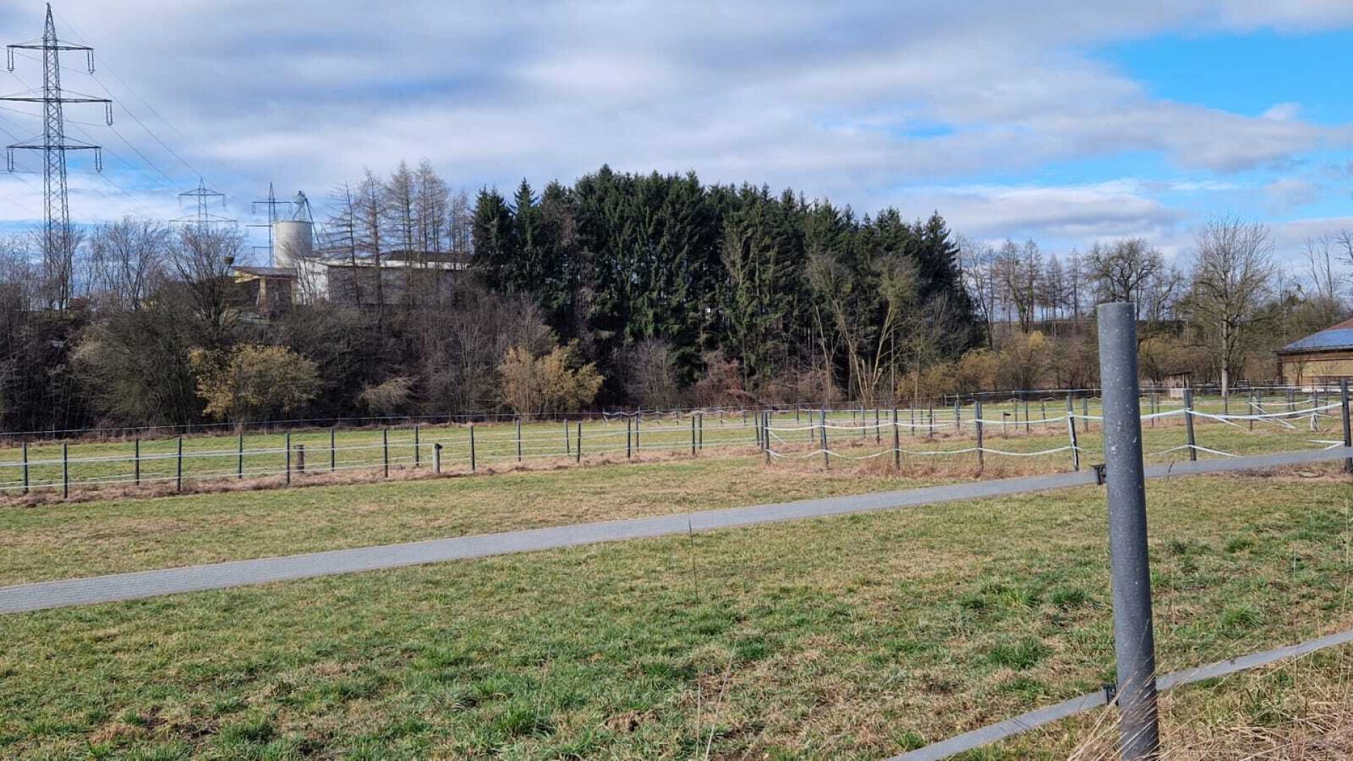 Bauernhof, Reitanlage  Wohnungen und Koppeln,  5,5 ha Gesamtfläche