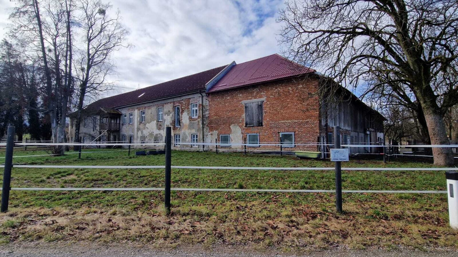 Bauernhof, Reitanlage  Wohnungen und Koppeln,  5,5 ha Gesamtfläche