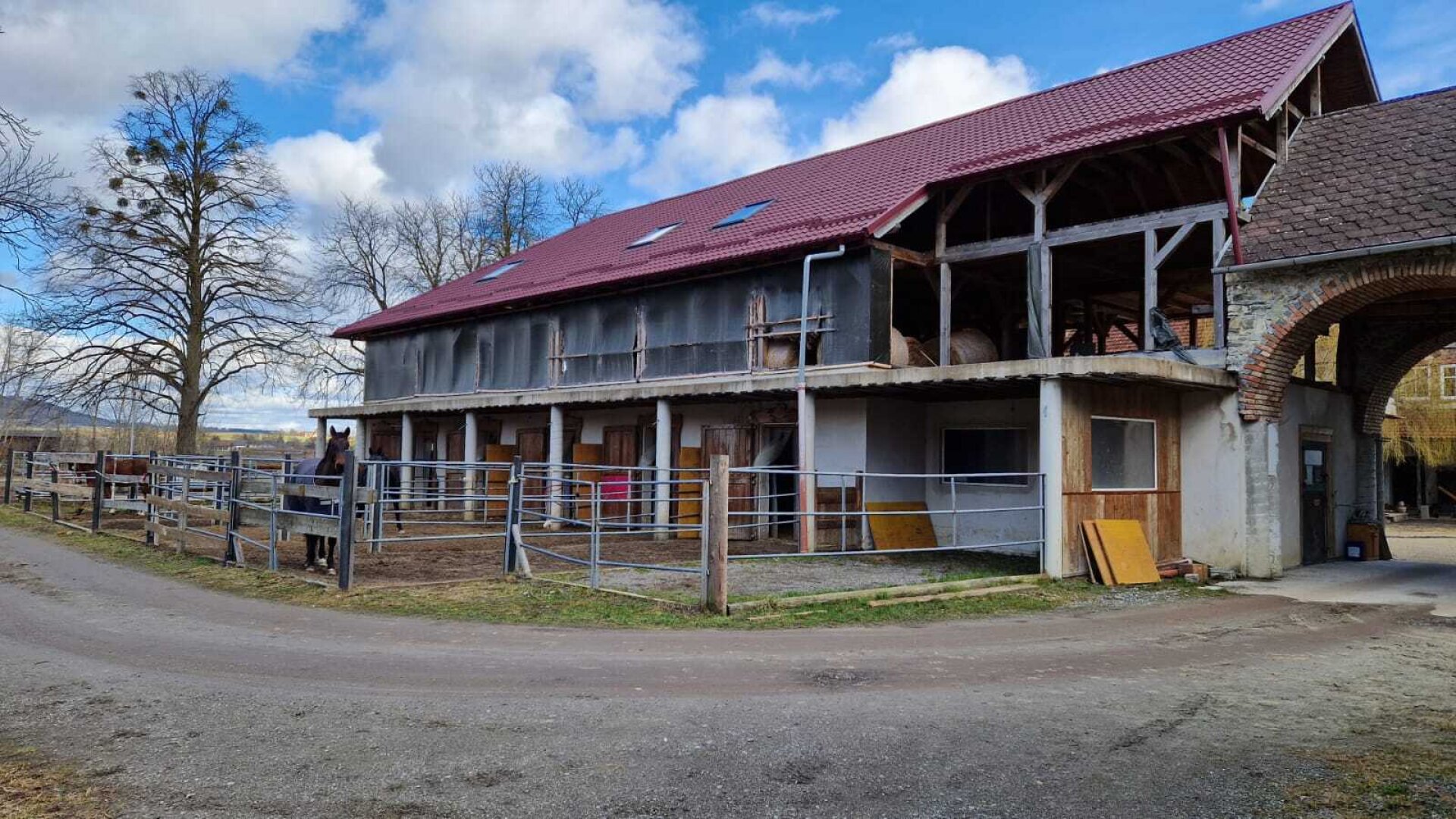 Bauernhof, Reitanlage  Wohnungen und Koppeln,  5,5 ha Gesamtfläche