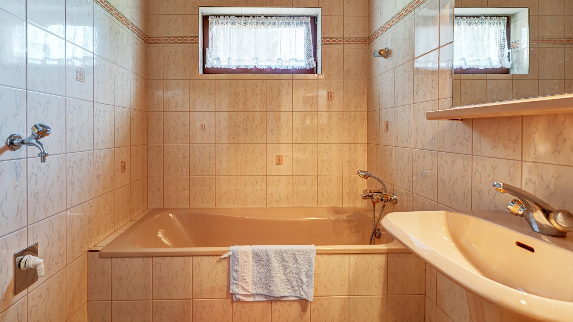 Großes 800m2 Eckgrundstück mit kleinem Häuschen !