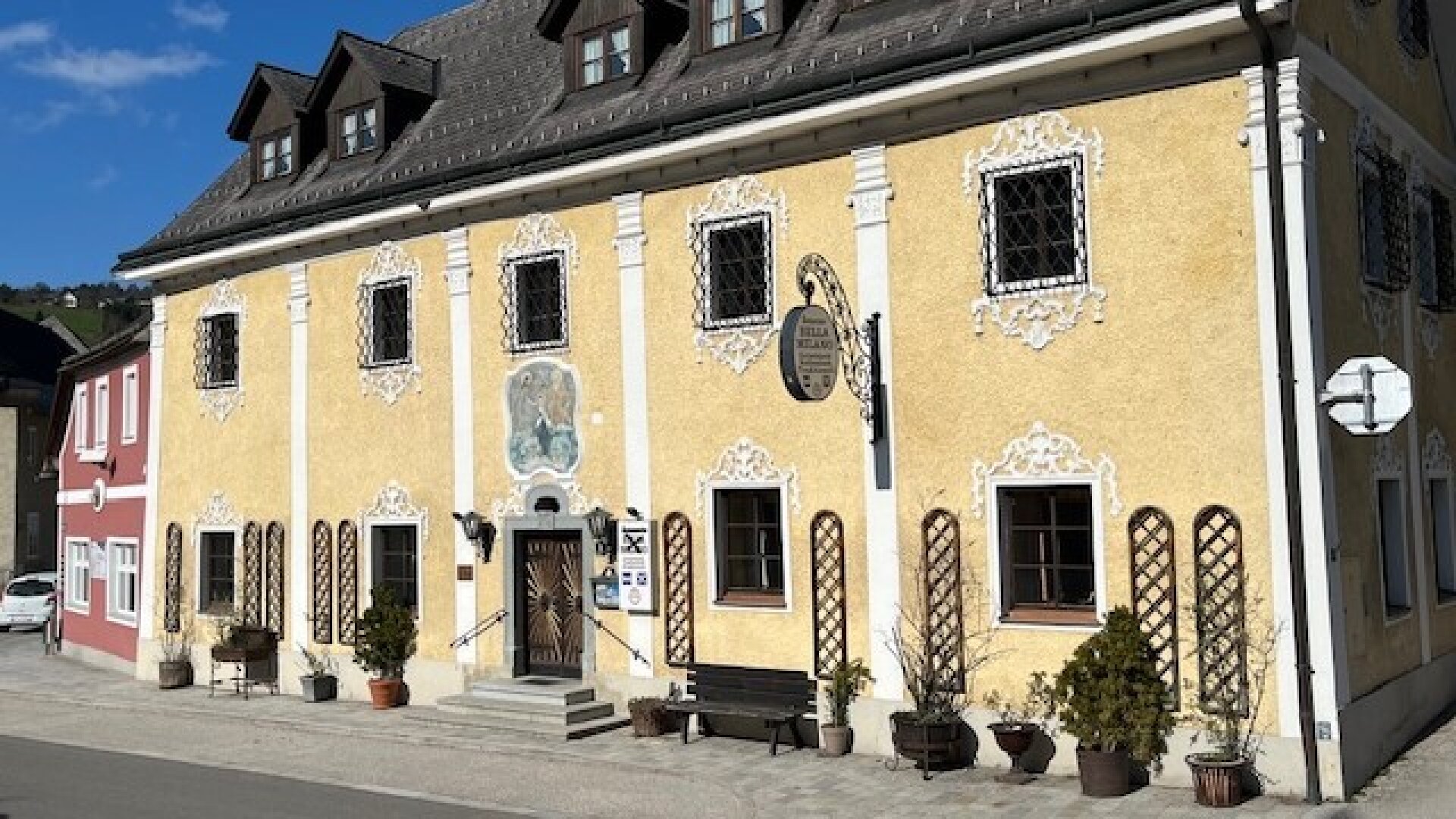 WIE DAMALS! Uriger Charm in altösterreichischem Gasthof in wunderschöner Zentrumslage! Anlageobjekt, Vermietet!