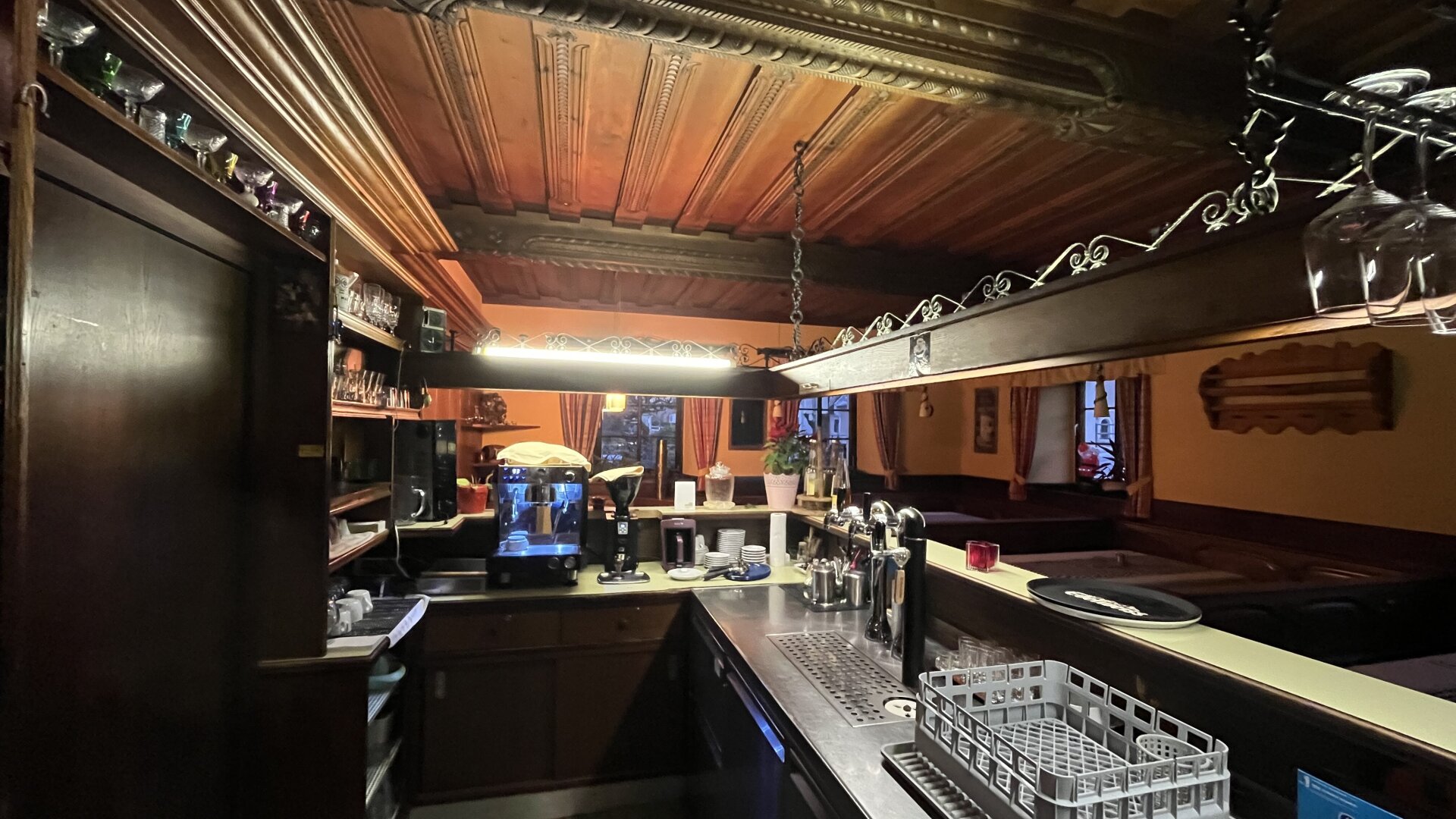 WIE DAMALS! Uriger Charm in altösterreichischem Gasthof in wunderschöner Zentrumslage! Anlageobjekt, Vermietet!