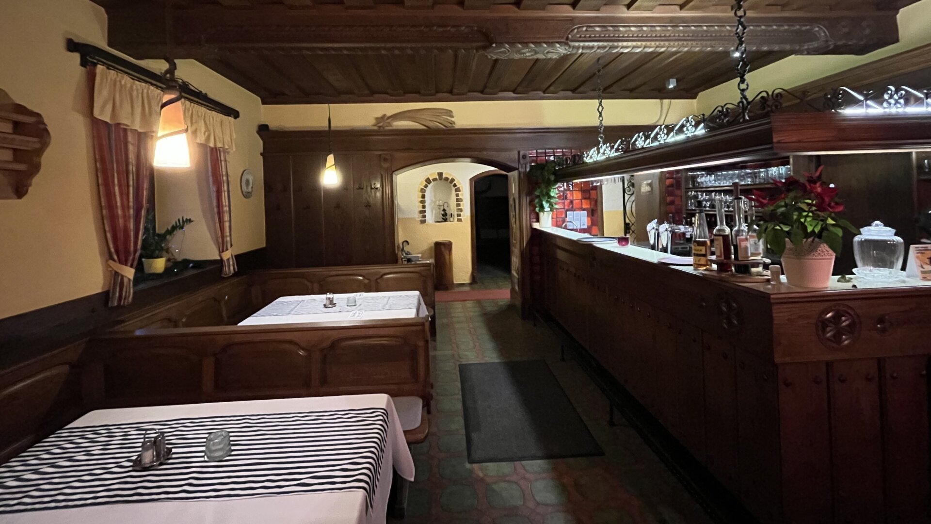 WIE DAMALS! Uriger Charm in altösterreichischem Gasthof in wunderschöner Zentrumslage! Anlageobjekt, Vermietet!