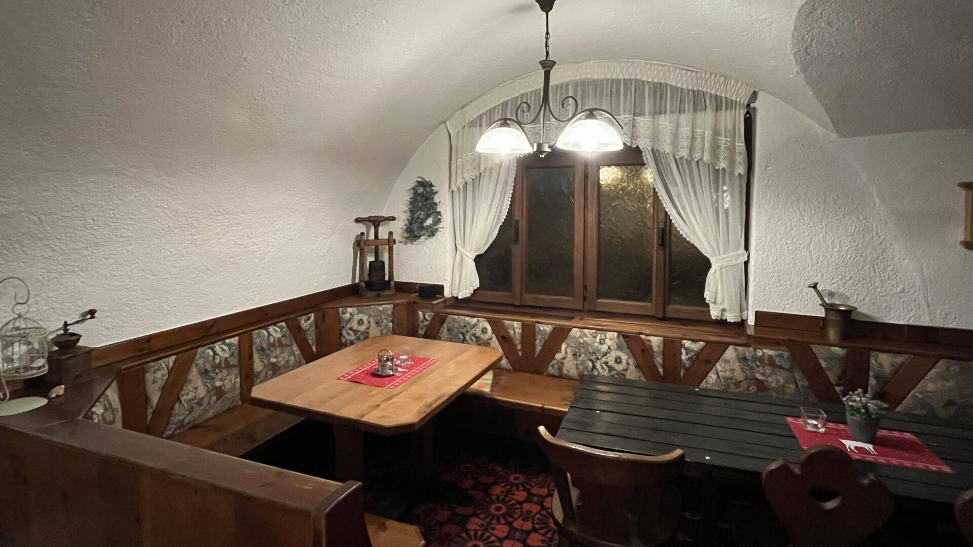 WIE DAMALS! Uriger Charm in altösterreichischem Gasthof in wunderschöner Zentrumslage! Anlageobjekt, Vermietet!