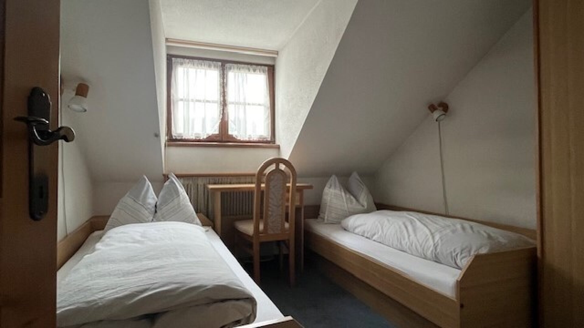 WIE DAMALS! Uriger Charm in altösterreichischem Gasthof in wunderschöner Zentrumslage! Anlageobjekt, Vermietet!