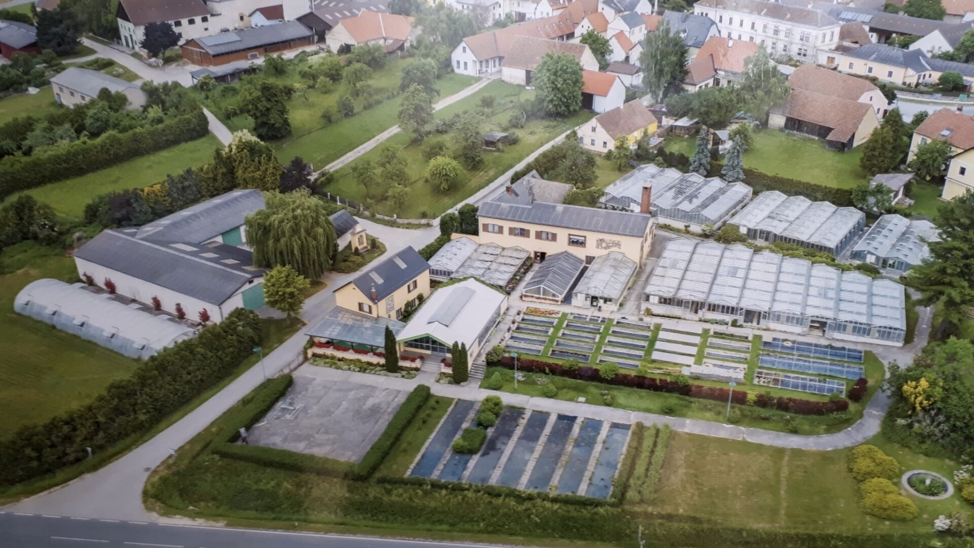 Das etwas größere Anwesen mit Wohngebäuden, Hallen und Garagen