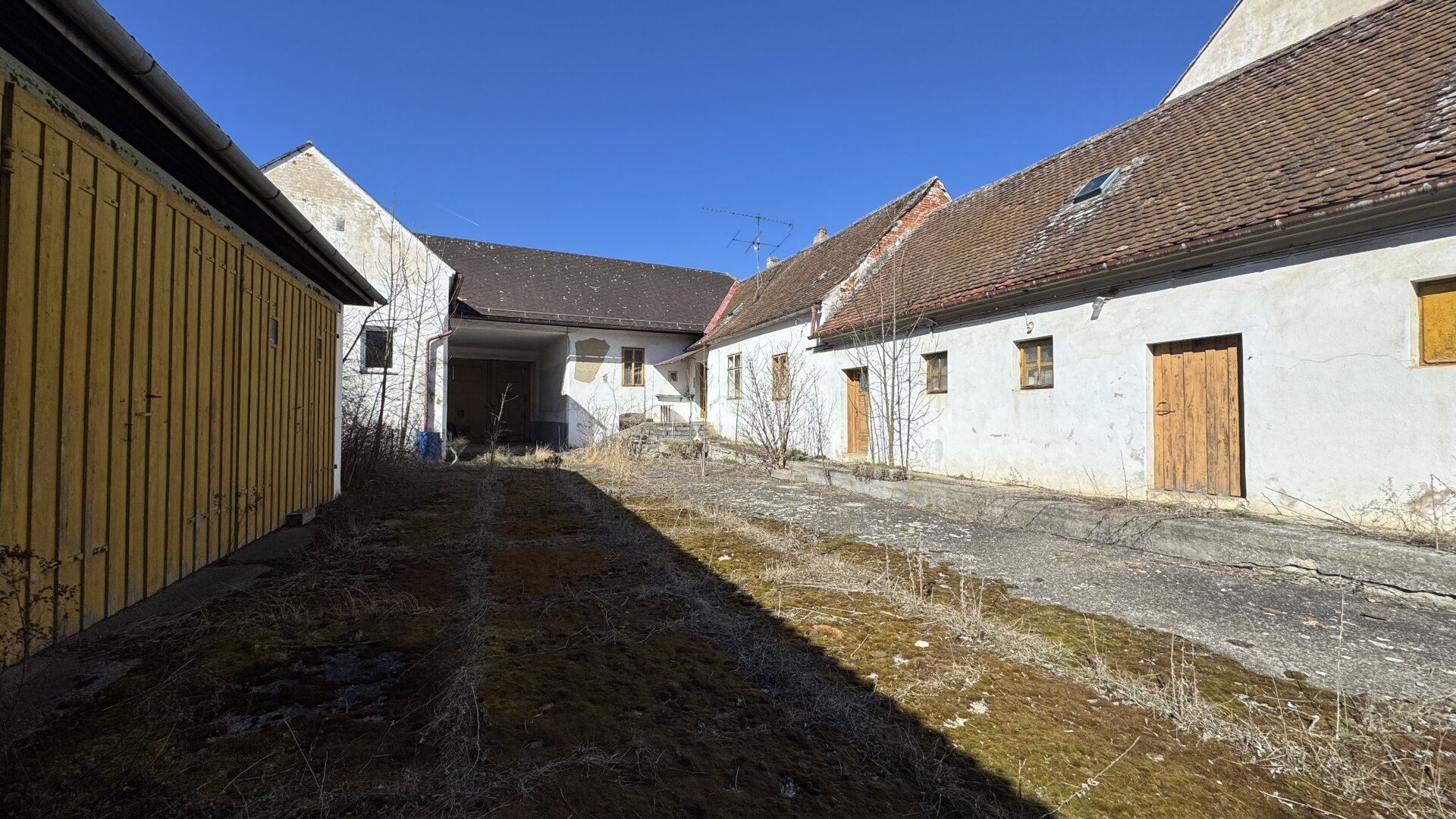 Bauernhof mit 1,5ha Grund, Hallen und Garagen