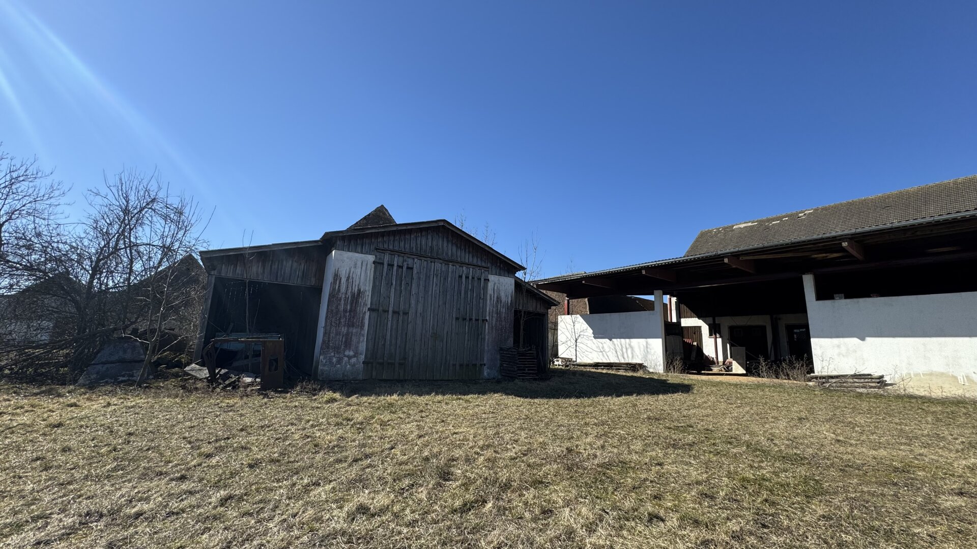 Bauernhof mit 1,5ha Grund, Hallen und Garagen