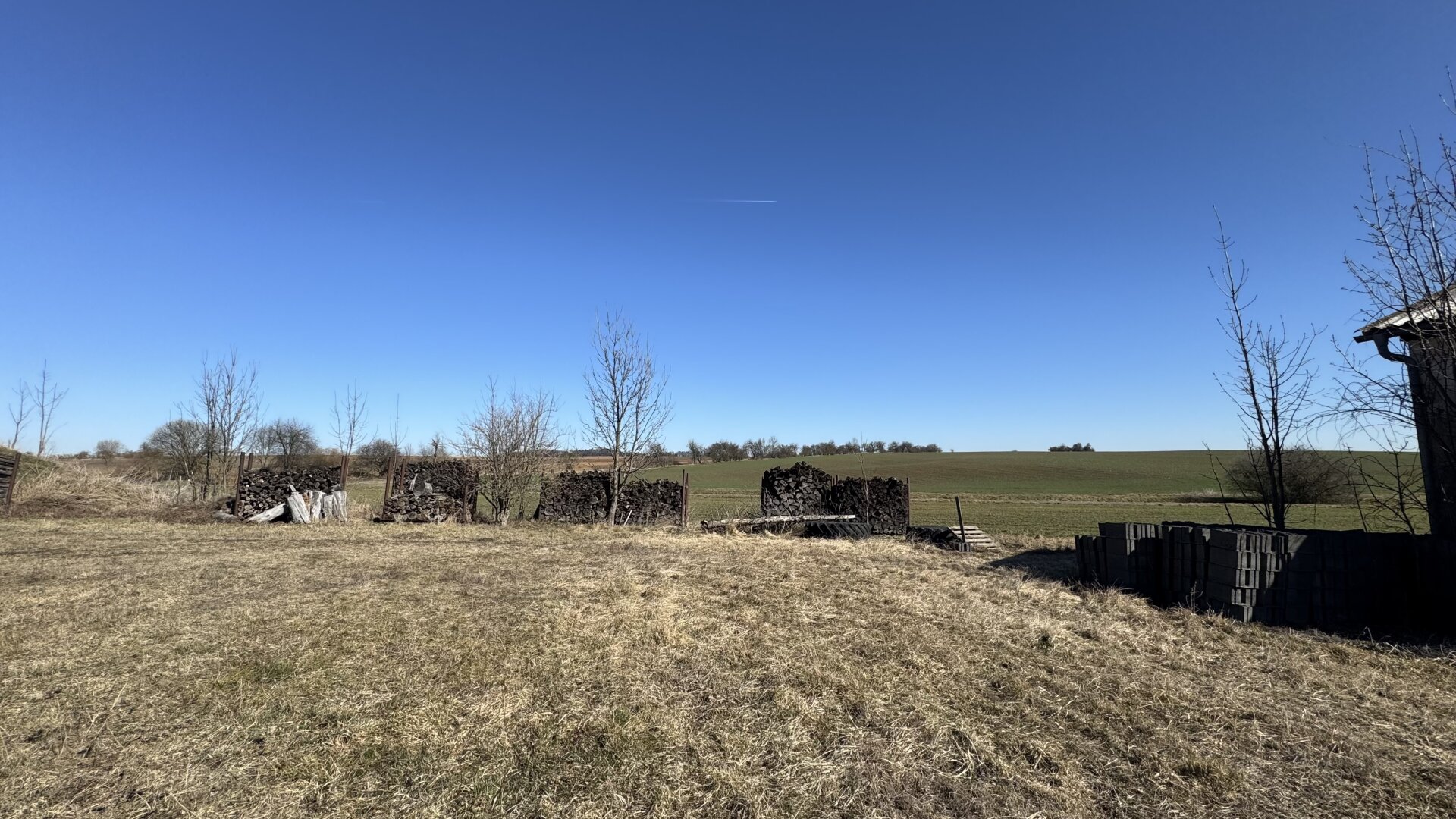 Bauernhof mit 1,5ha Grund, Hallen und Garagen