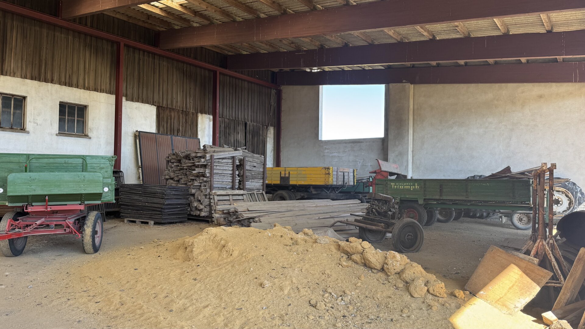 Bauernhof mit 1,5ha Grund, Hallen und Garagen