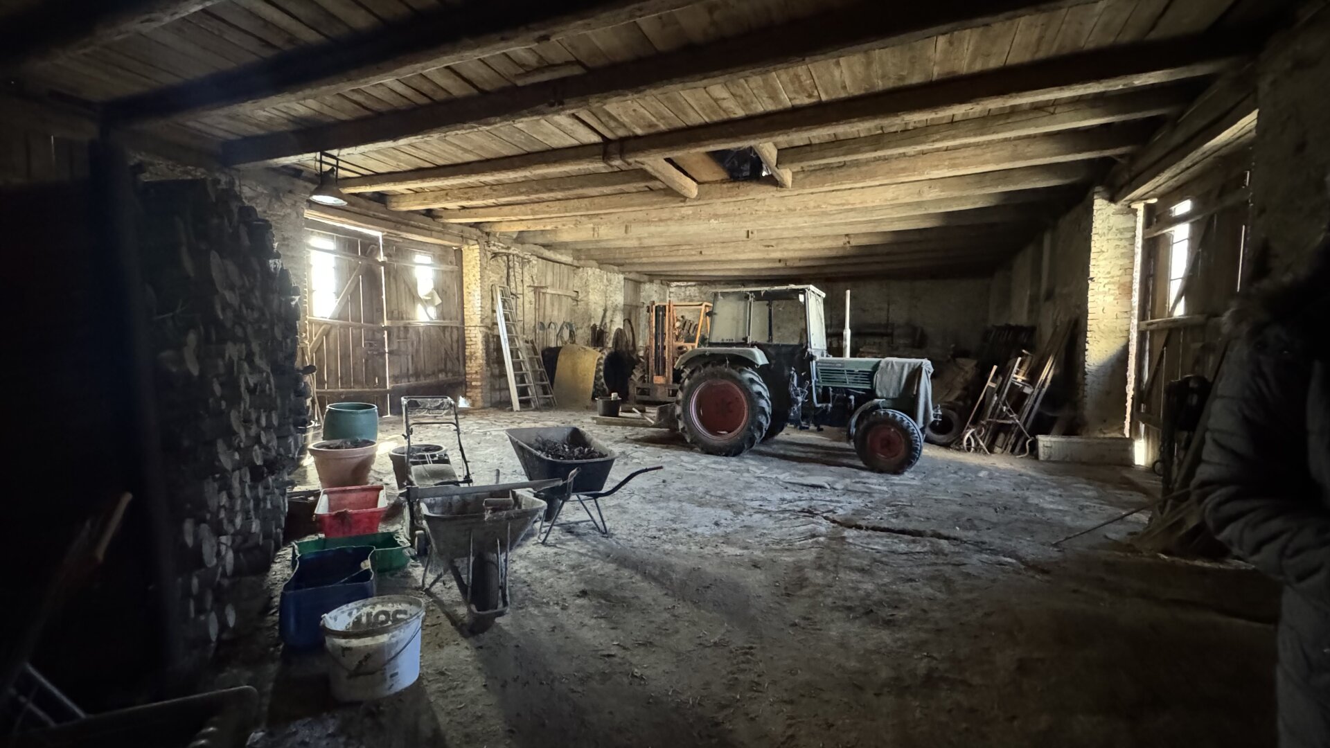 Bauernhof mit 1,5ha Grund, Hallen und Garagen