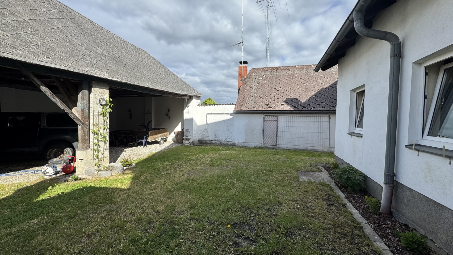 urige Kneipe mit toller Wohnung