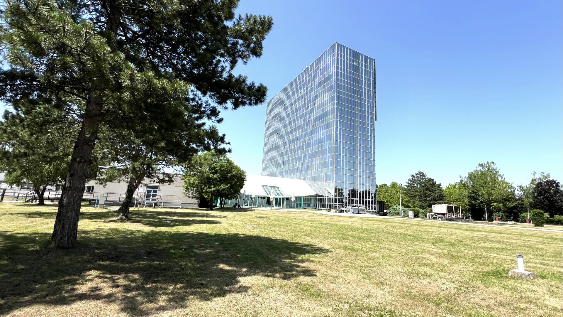 Ab 12€/m2 Büroflächen bis 2.200m2 - individuell Flächengrößen verfügbar -  Parkplätze - gute Verkehrsanbindung