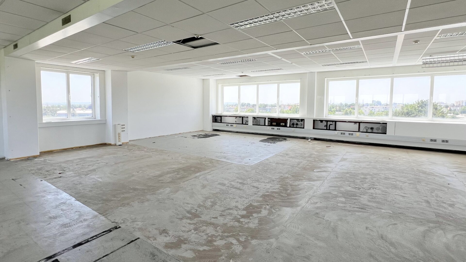 Ab 12€/m2 Büroflächen bis 2.200m2 - individuell Flächengrößen verfügbar -  Parkplätze - gute Verkehrsanbindung