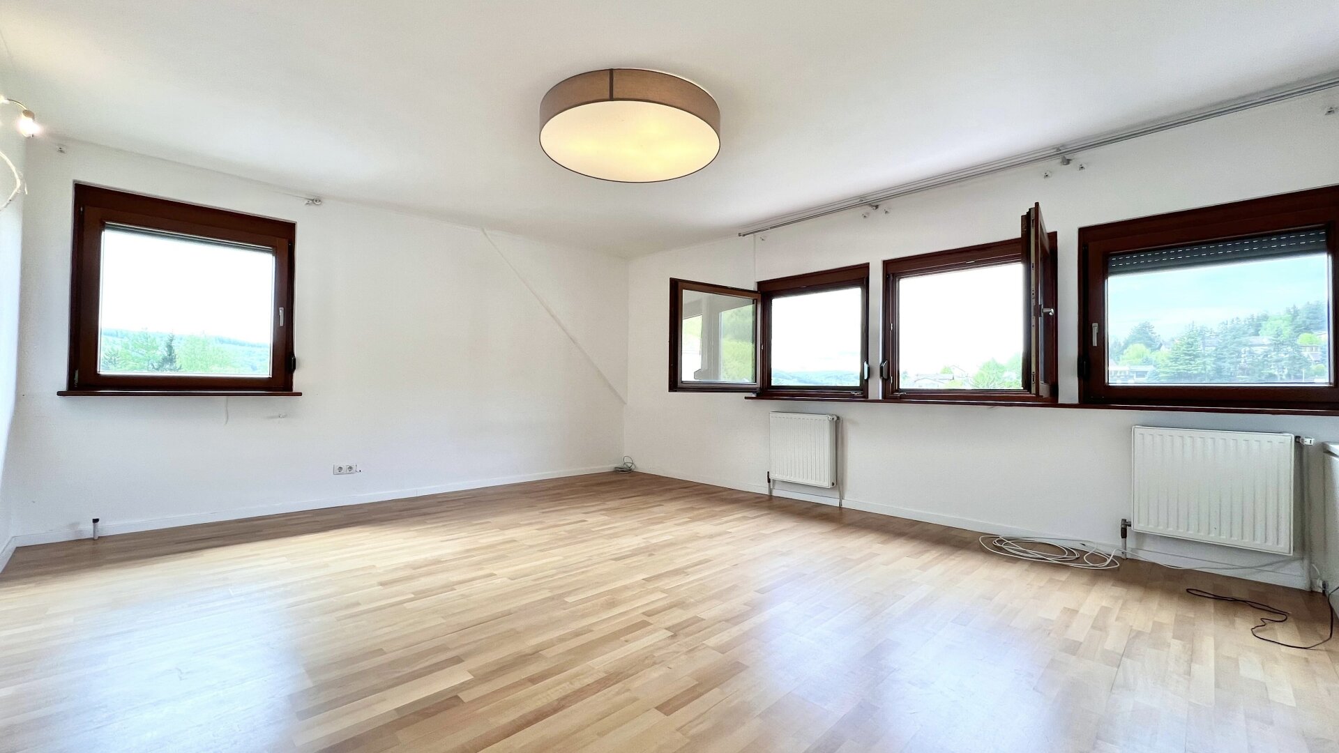 10 Minuten Fahrzeit nach Wien I Klimatisierte Villa mit Weitblick I Wellness, Fitnessraum & Kamin I Terrassen, Balkon & Garten I Hochwertige Ausstattung