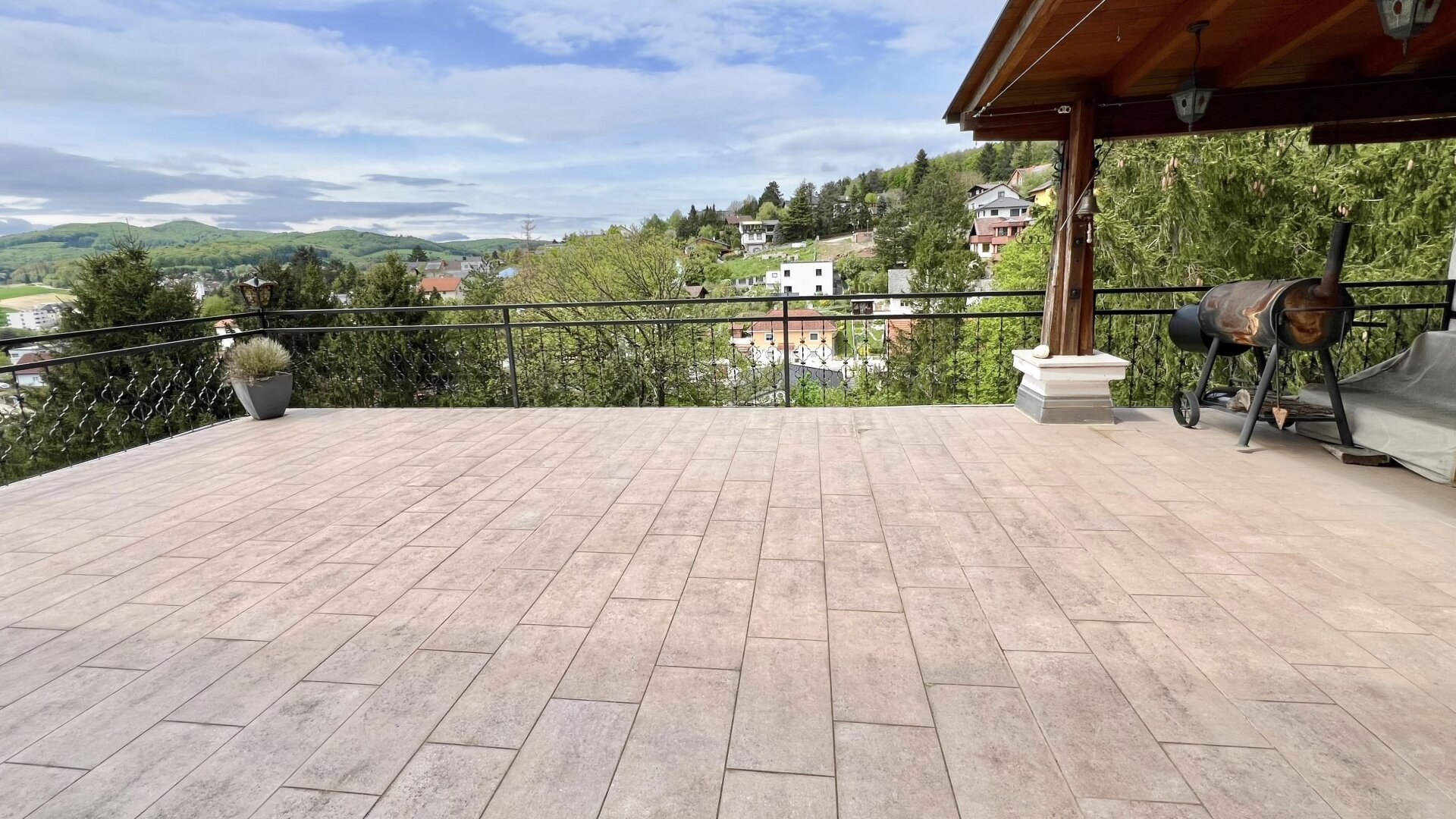 10 Minuten Fahrzeit nach Wien I Klimatisierte Villa mit Weitblick I Wellness, Fitnessraum & Kamin I Terrassen, Balkon & Garten I Hochwertige Ausstattung