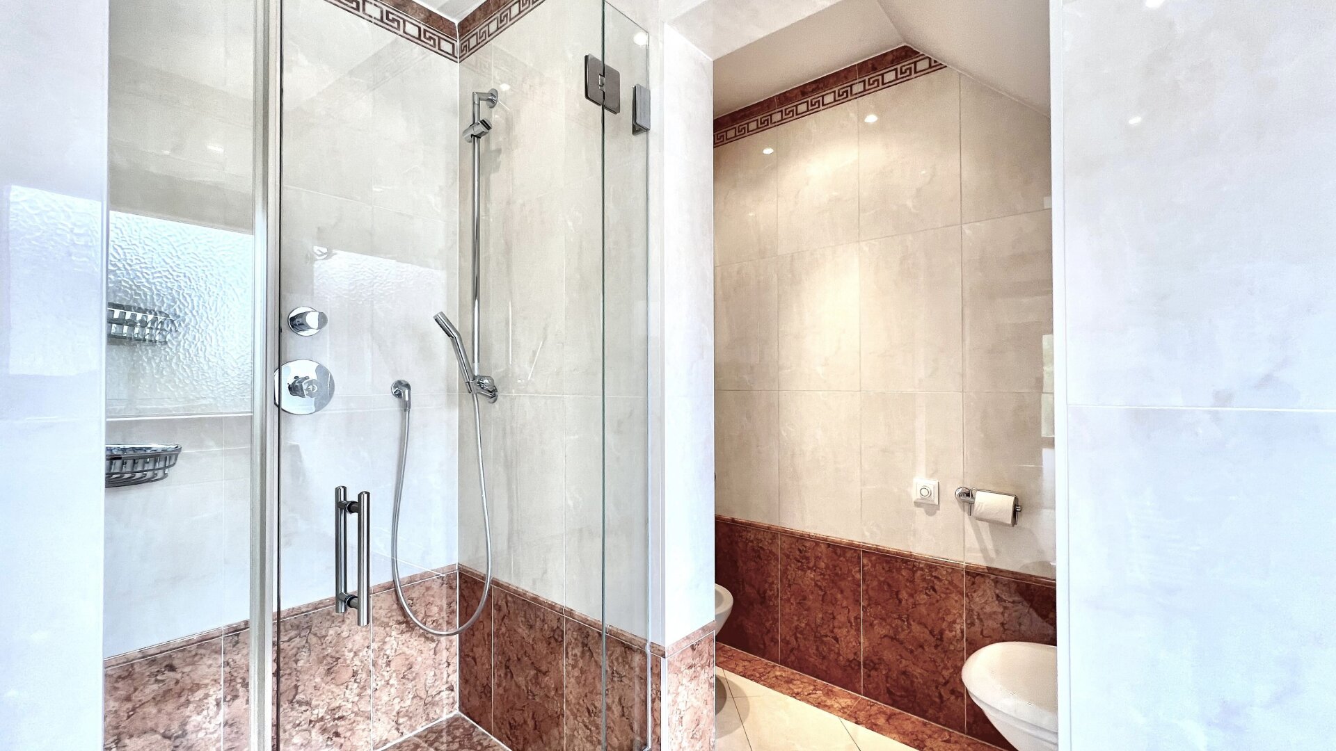10 Minuten Fahrzeit nach Wien I Klimatisierte Villa mit Weitblick I Wellness, Fitnessraum & Kamin I Terrassen, Balkon & Garten I Hochwertige Ausstattung