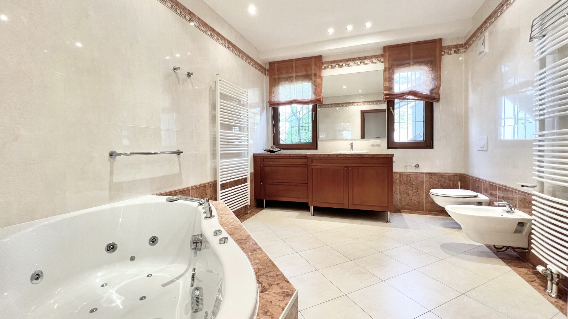 10 Minuten Fahrzeit nach Wien I Klimatisierte Villa mit Weitblick I Wellness, Fitnessraum & Kamin I Terrassen, Balkon & Garten I Hochwertige Ausstattung