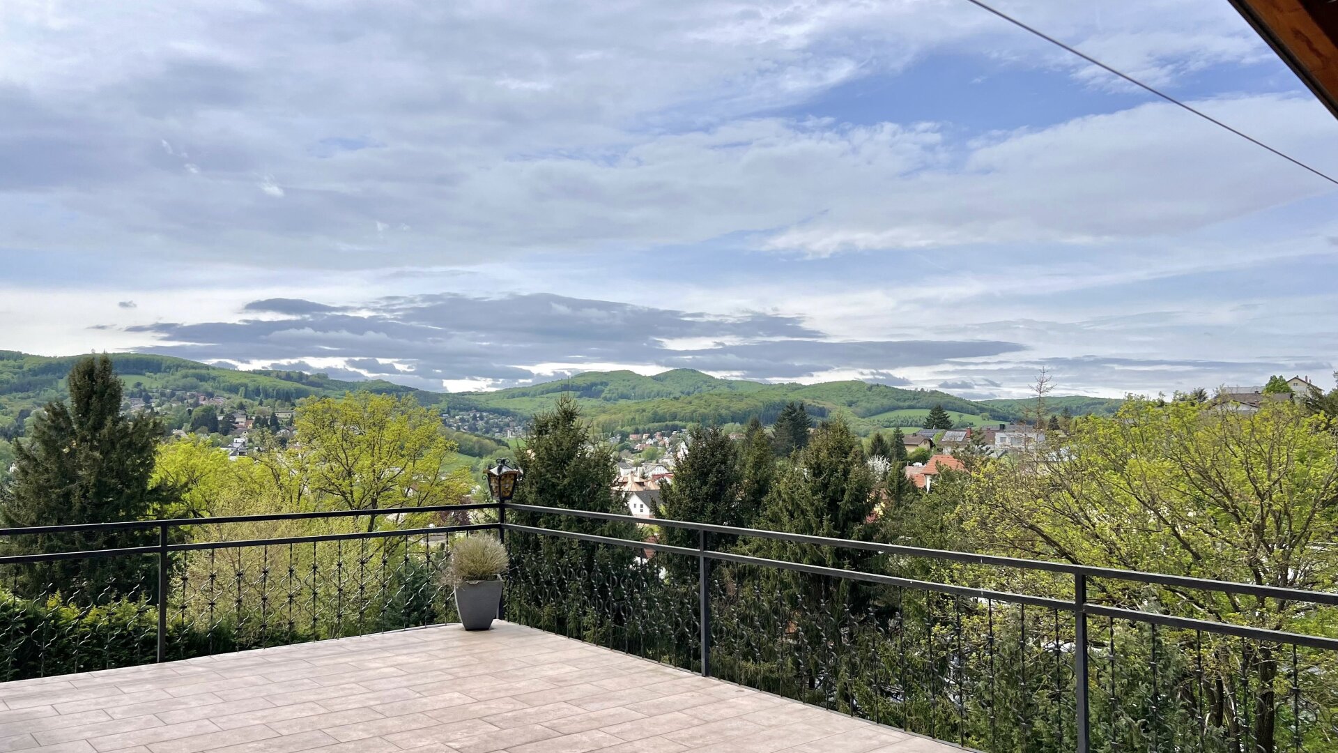 10 Minuten Fahrzeit nach Wien I Klimatisierte Villa mit Weitblick I Wellness, Fitnessraum & Kamin I Terrassen, Balkon & Garten I Hochwertige Ausstattung