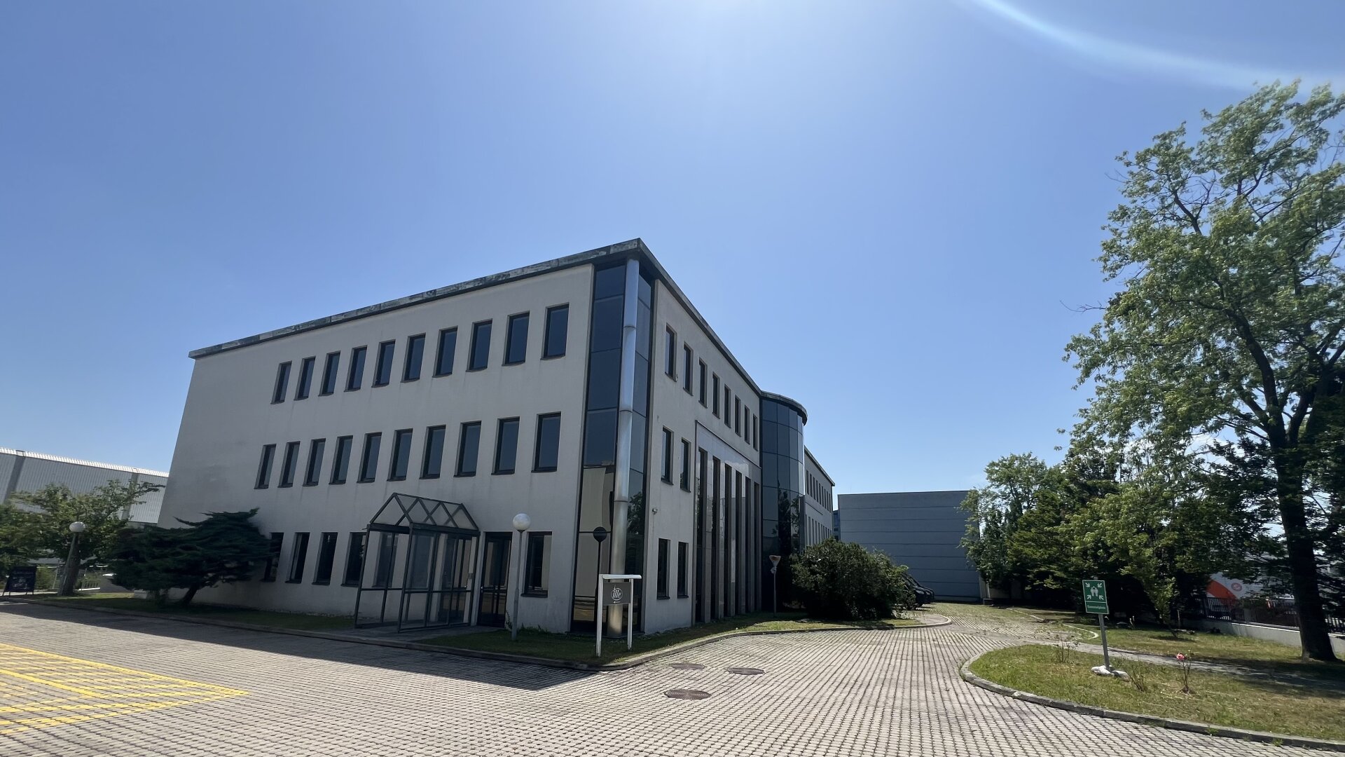 ab 10€/m2 Büroflächen bis 2.200m2 - individuell Flächengrößen verfügbar -  Parkplätze - Kantine im Haus - gute Verkehrsanbindung