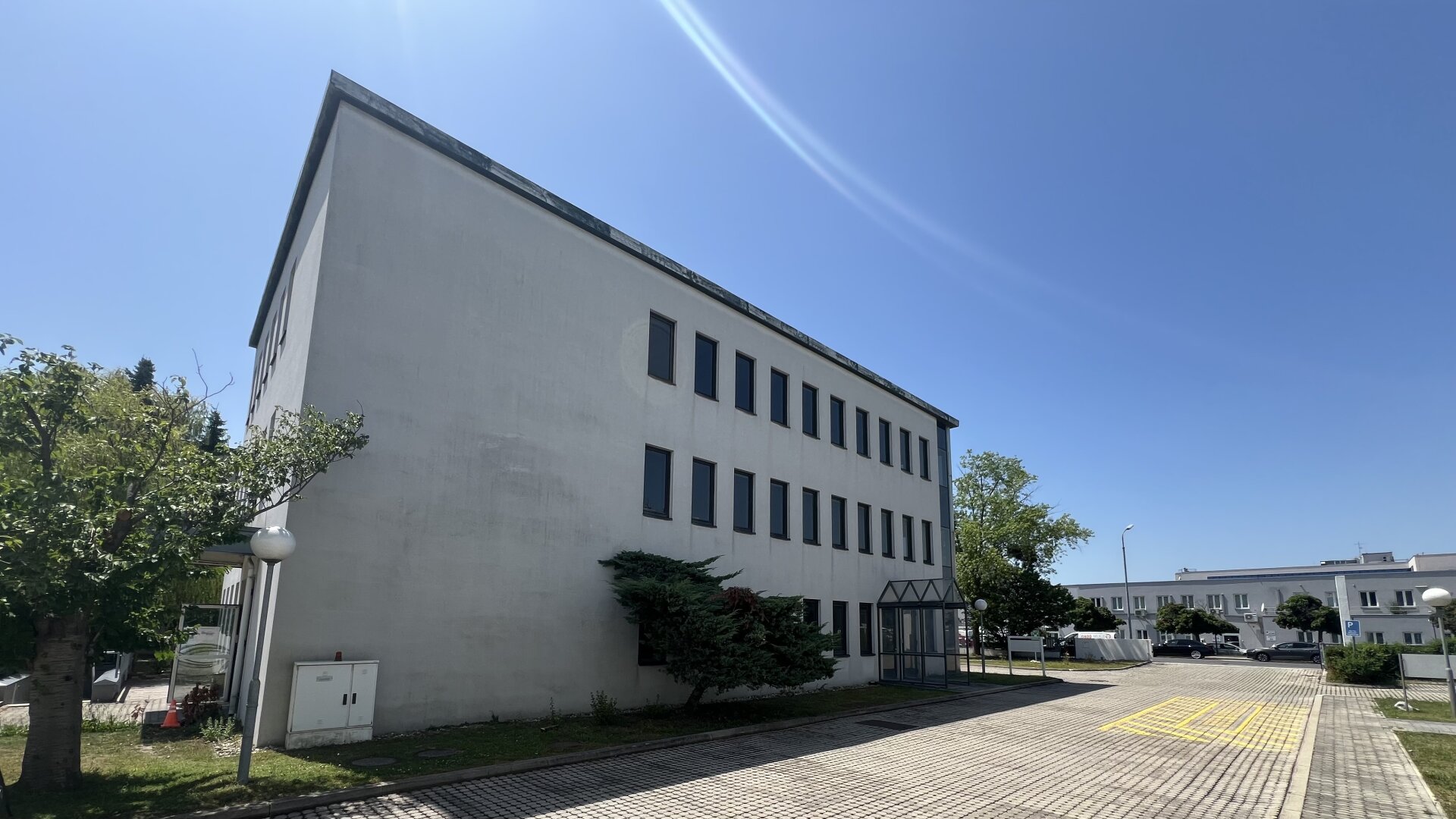 ab 10€/m2 Büroflächen bis 2.200m2 - individuell Flächengrößen verfügbar -  Parkplätze - Kantine im Haus - gute Verkehrsanbindung