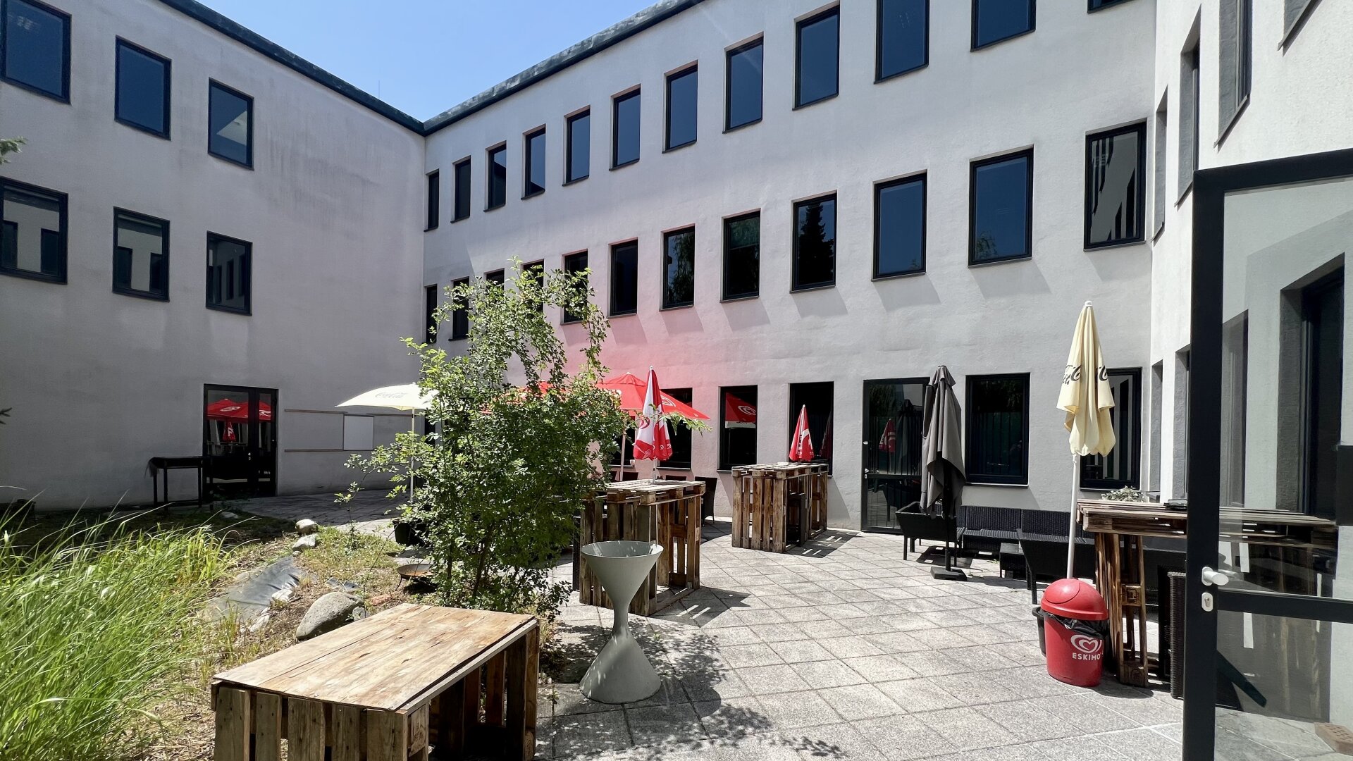 ab 10€/m2 Büroflächen bis 2.200m2 - individuell Flächengrößen verfügbar -  Parkplätze - Kantine im Haus - gute Verkehrsanbindung