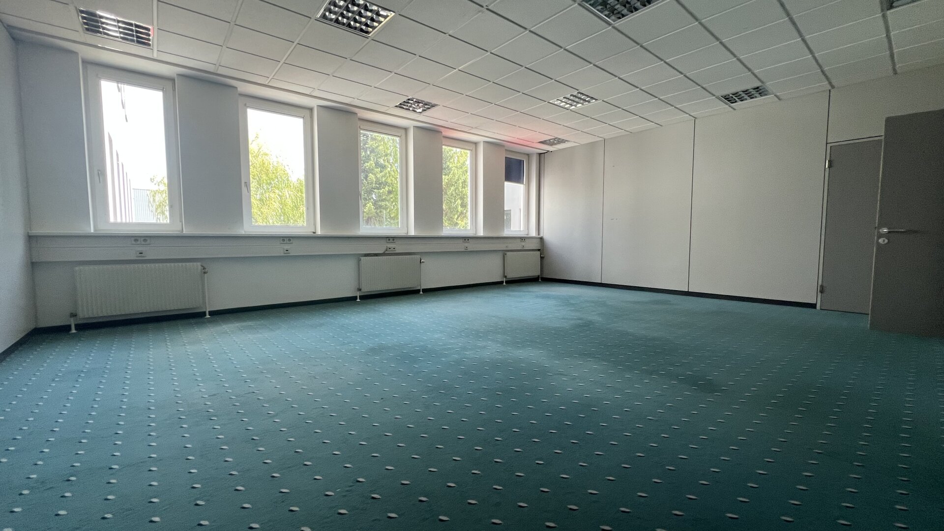 ab 10€/m2 Büroflächen bis 2.200m2 - individuell Flächengrößen verfügbar -  Parkplätze - Kantine im Haus - gute Verkehrsanbindung