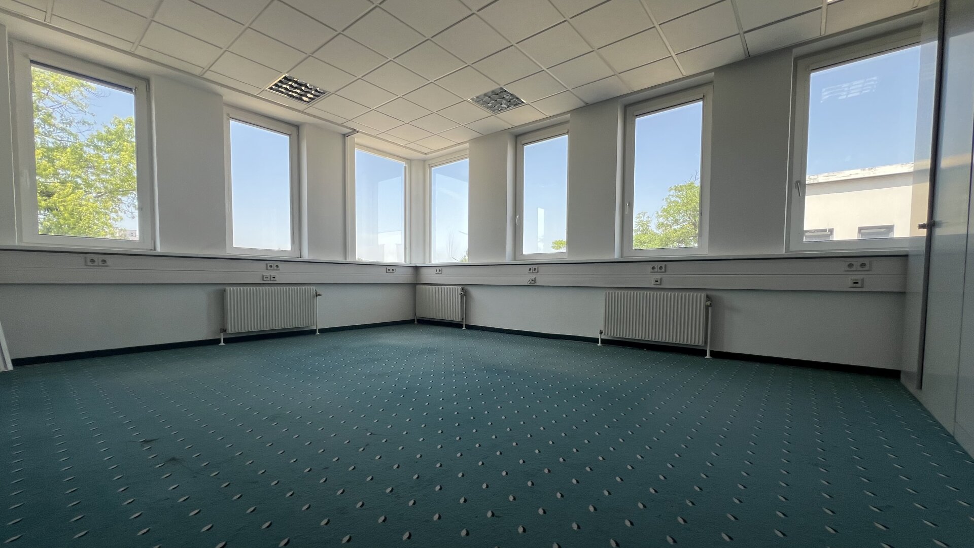 ab 10€/m2 Büroflächen bis 2.200m2 - individuell Flächengrößen verfügbar -  Parkplätze - Kantine im Haus - gute Verkehrsanbindung