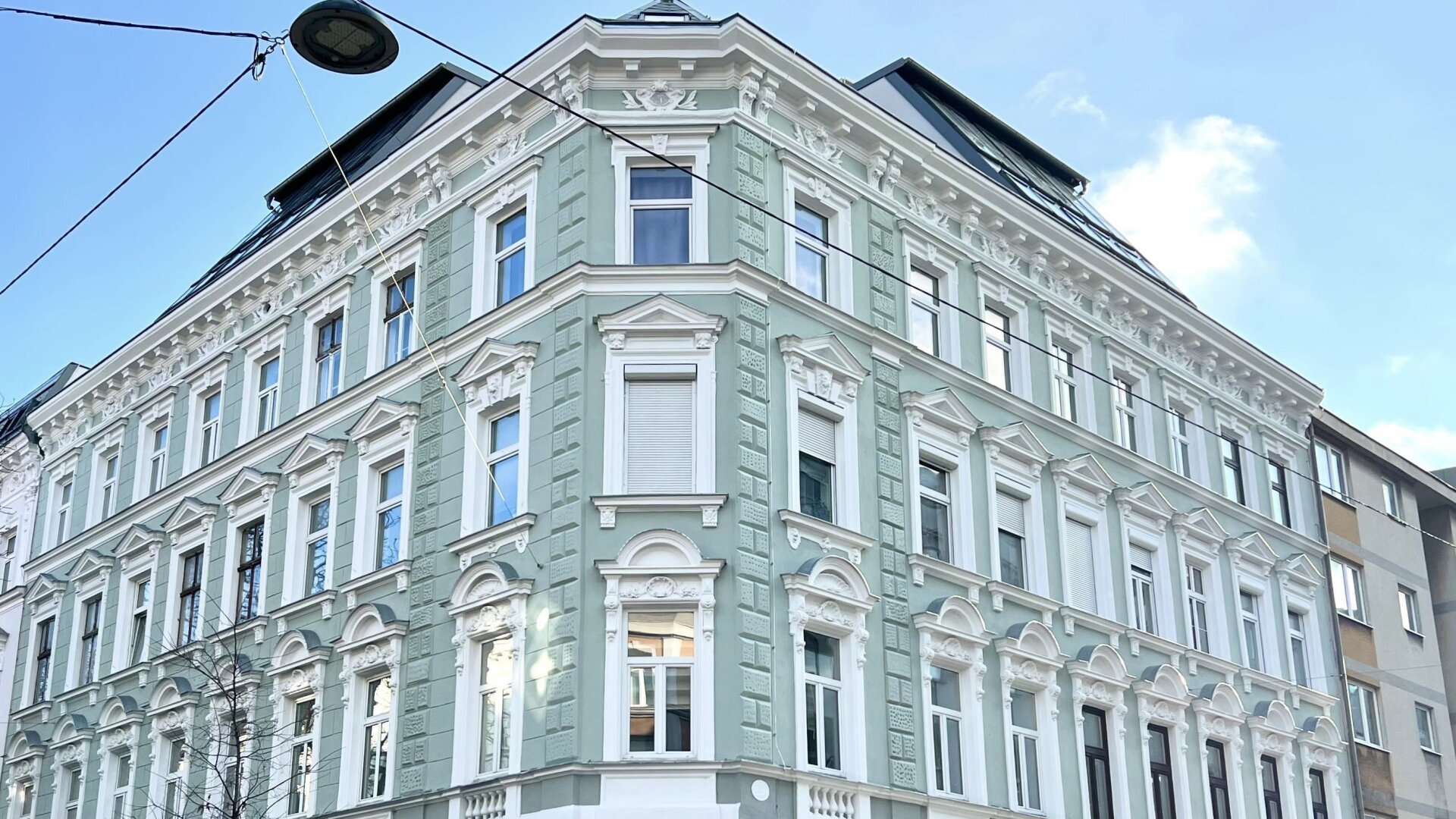Fußläufig zu 3 U-Bahn-Stationen - Renovierte Fassade, moderner Aufzug & gepflegter Innenhof I Top-Infrastruktur