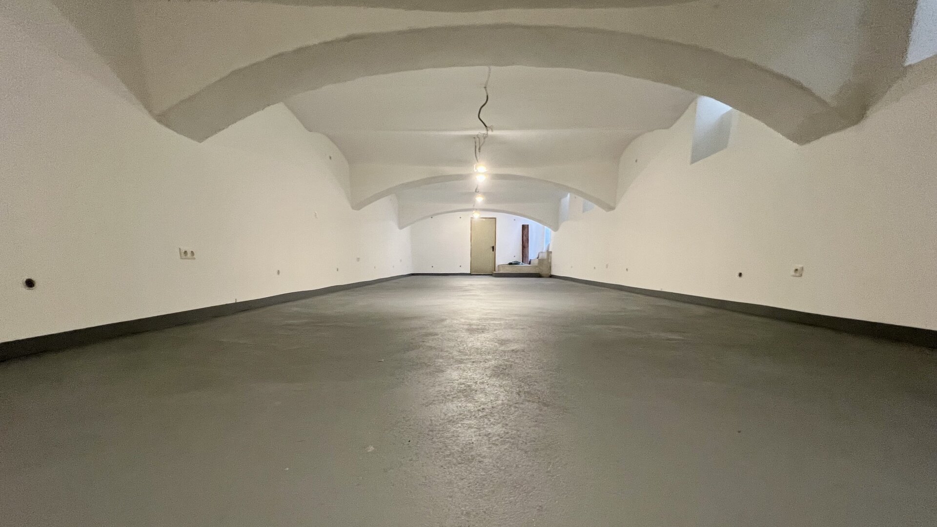 71m2 Lagerraum - U6 in der Nähe - 2 Eingänge - gute Lage - renoviert