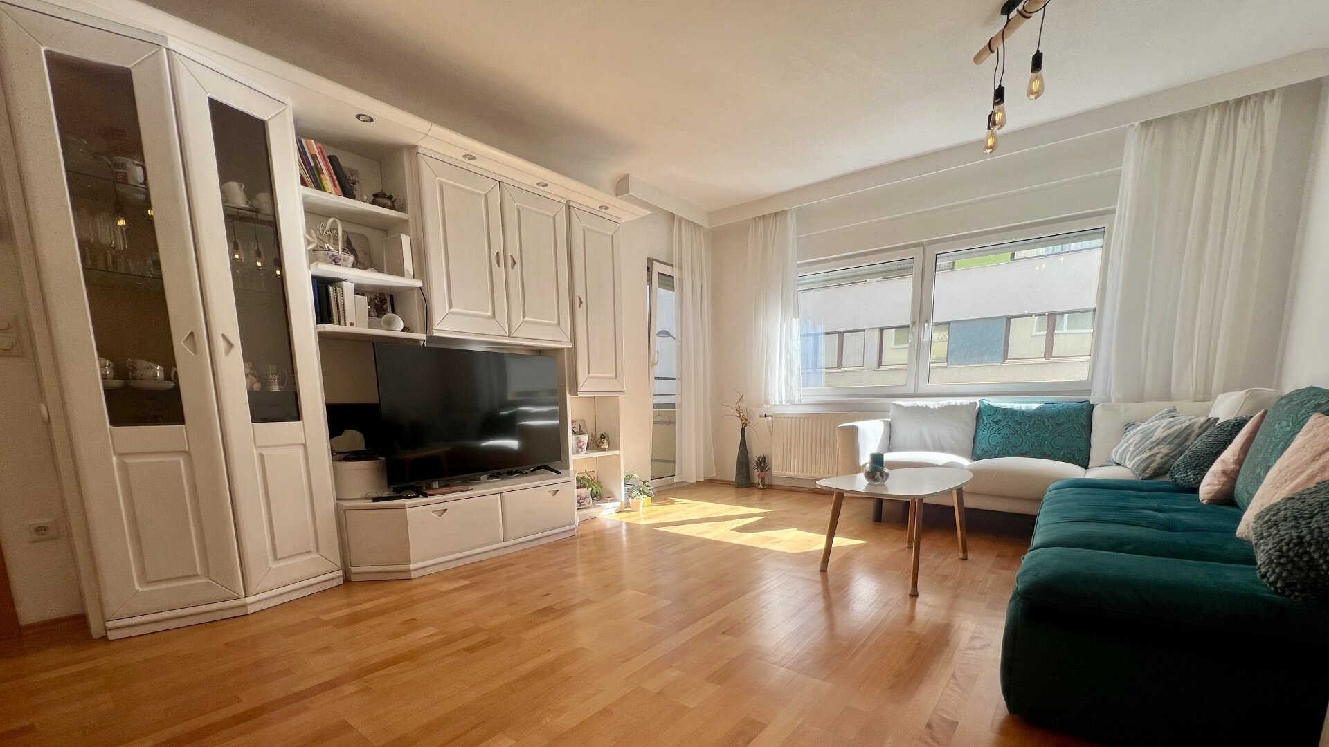 U4 in 4 Gehminuten - sonnigen Balkon - Seitenstraße Ruhelage - Außenliegender Sonnenschutz - beste Infrastruktur