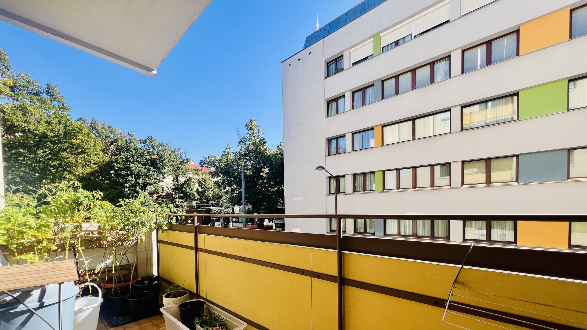 U4 in 4 Gehminuten - sonnigen Balkon - Seitenstraße Ruhelage - Außenliegender Sonnenschutz - beste Infrastruktur