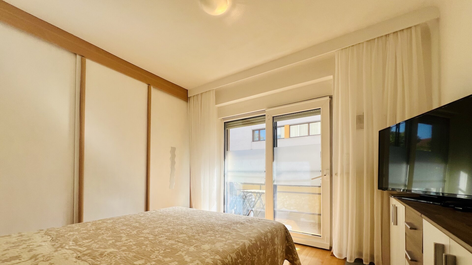 U4 in 4 Gehminuten - sonnigen Balkon - Seitenstraße Ruhelage - Außenliegender Sonnenschutz - beste Infrastruktur