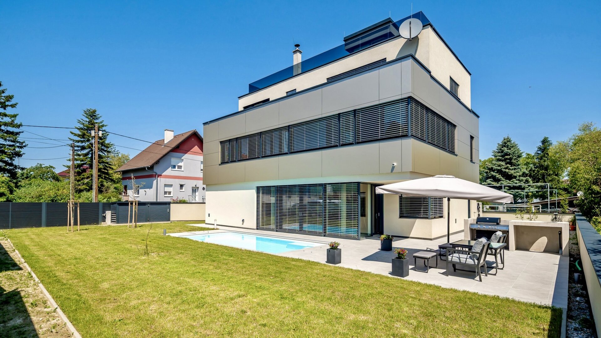 2 Premium-Villen direkt nebeneinander - mit grünem Weitblick - sonnige Ausrichtung - hochwertige Ausstattung - Salzwasserpool - Garage - Lift