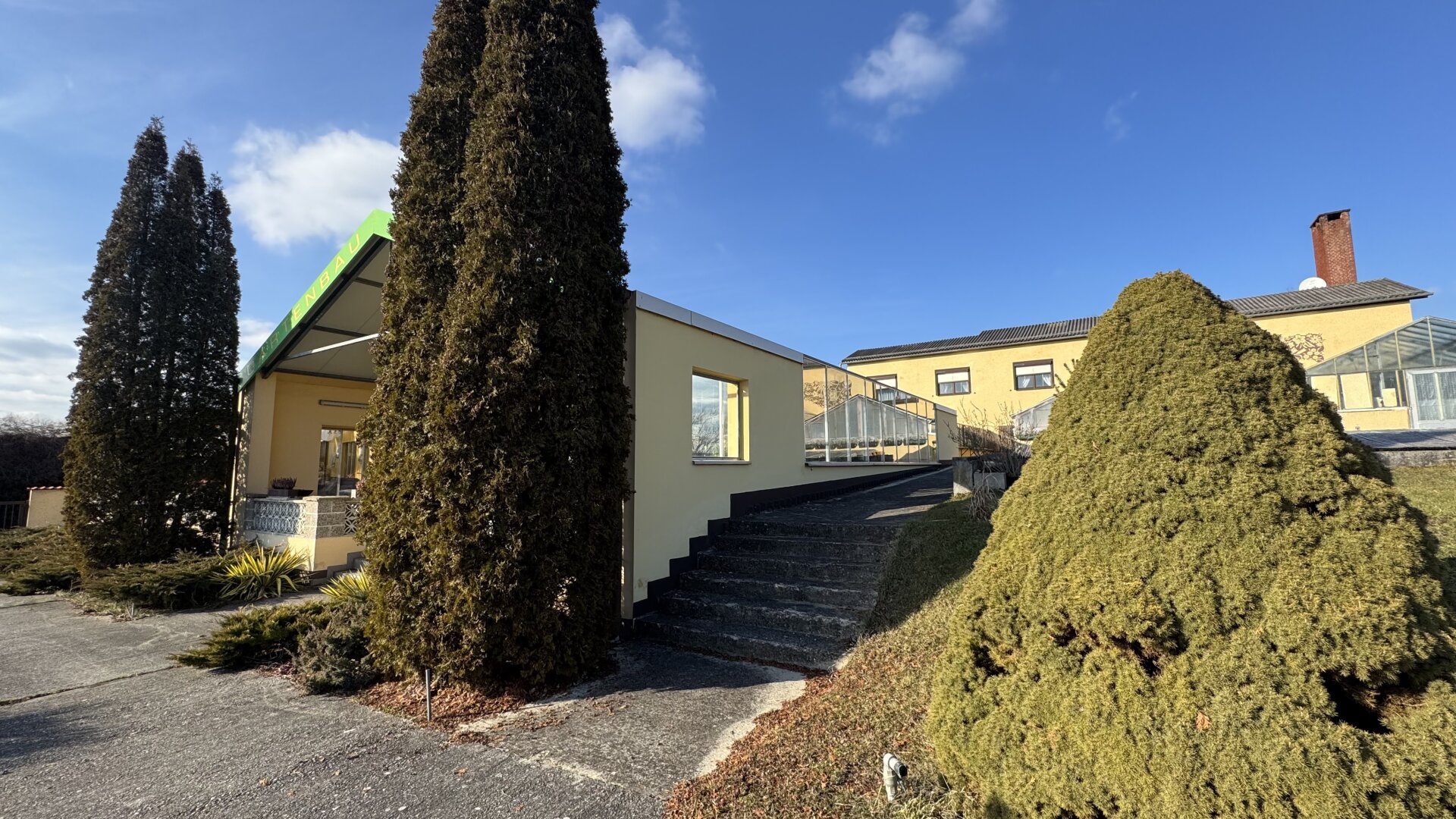 Zwei Häuser plus Nebengebäude