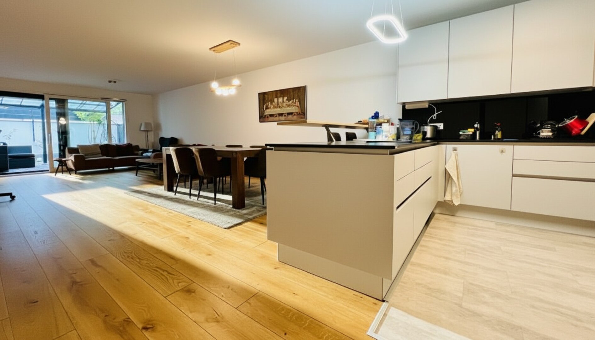8Min zur U2 - 4Zimmer Gartenwohnung - privater Eingang - sonnige Terrasse - Tiefgarage - ideale Infrastruktur