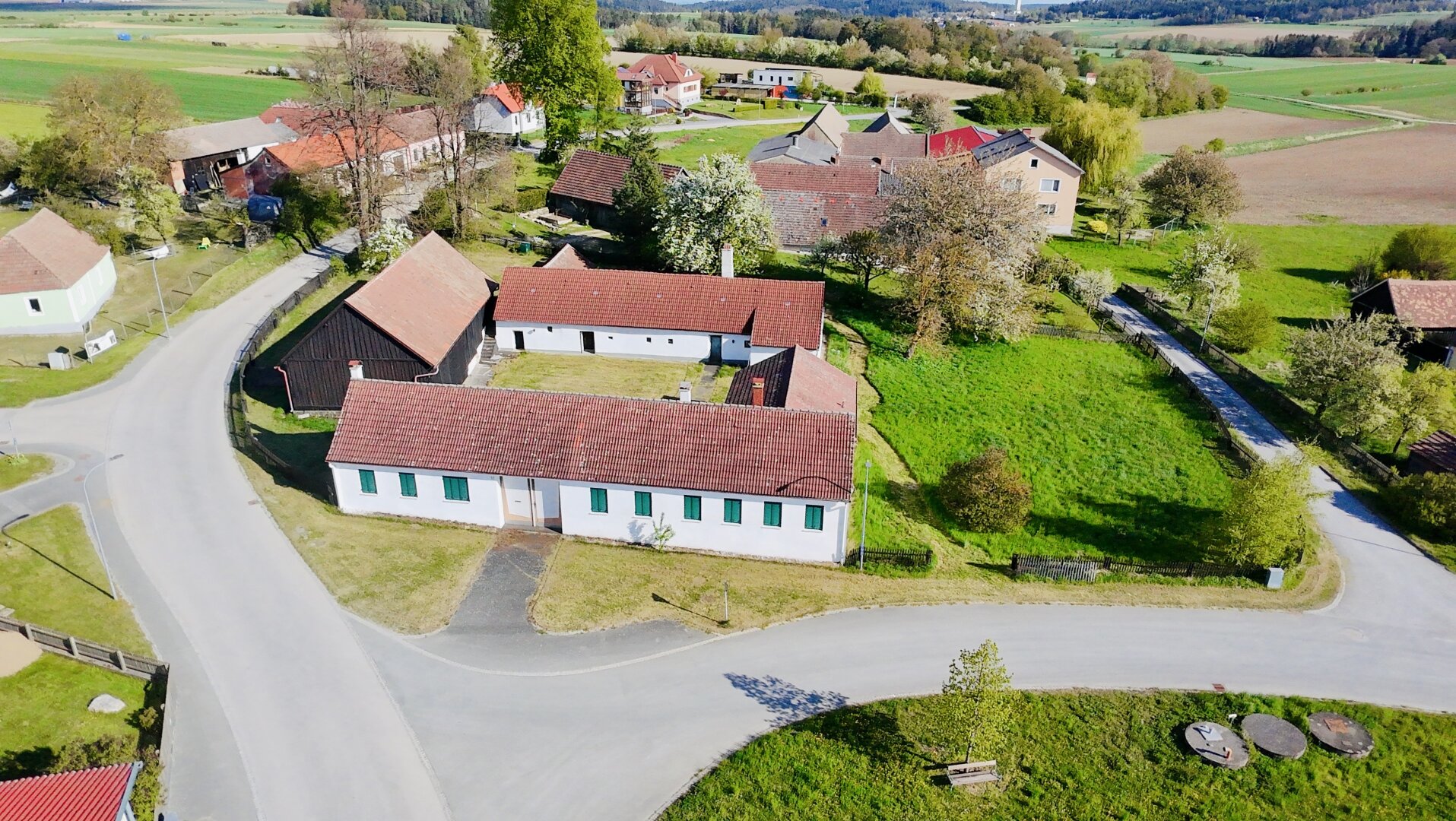 gut erhalten und teils renovierter Vierkanthof - 6 Minuten nach Geras - großes Grundstück 2601m² - Brunnen am Grund