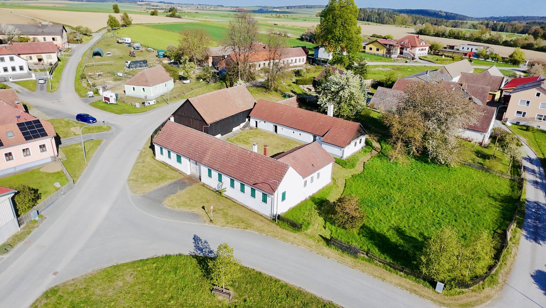 gut erhalten und teils renovierter Vierkanthof - 6 Minuten nach Geras - großes Grundstück 2601m² - Brunnen am Grund